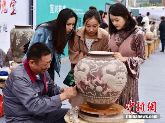 陶艺工人制作陶器。丁蜀镇人民政府供图