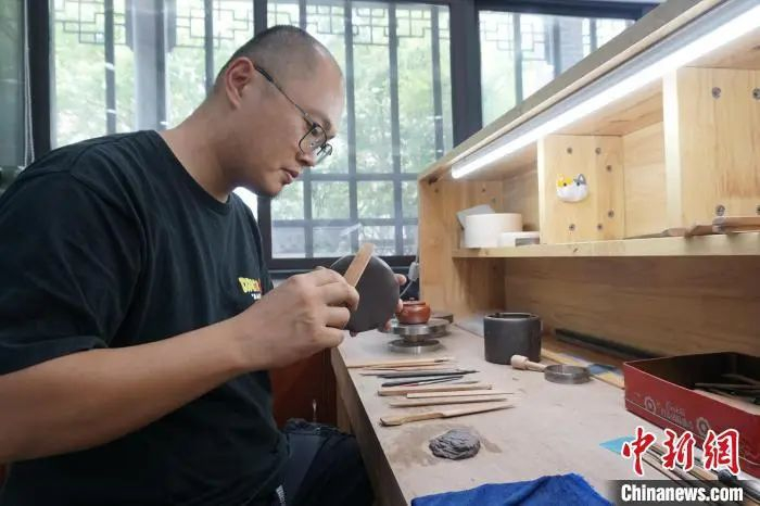 林灿煌在制作紫砂壶。孙权 摄