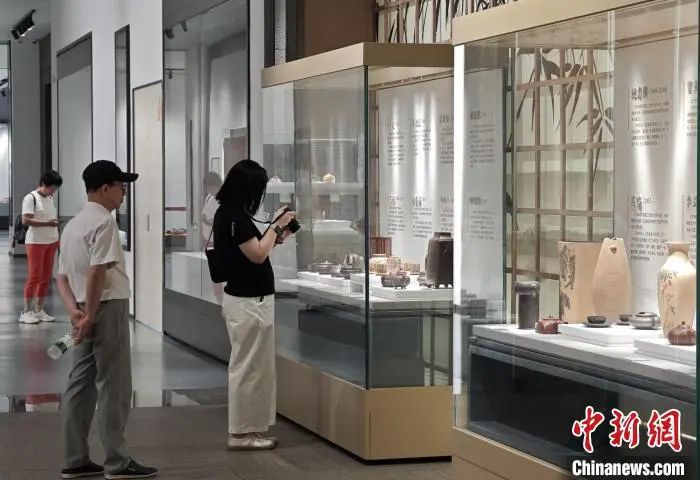 民众走进中国宜兴陶瓷博物馆参观。孙权 摄