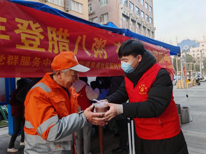 城南街道良港未来社区志愿者给市民送粥。王娴 摄