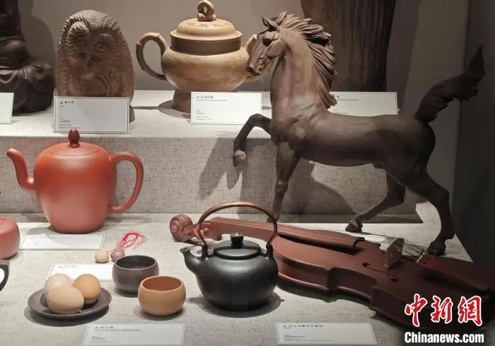 图为紫砂泥制成的各类物品。孙权 摄