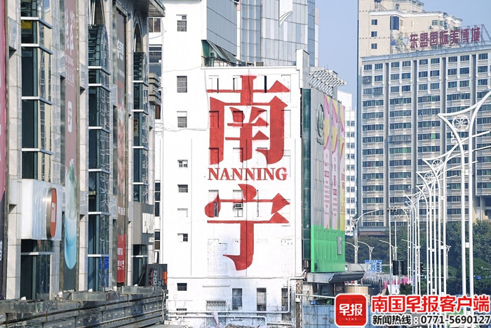 横屏拍摄可避开地面施工画面，用长焦还可以彰显照片压缩感。