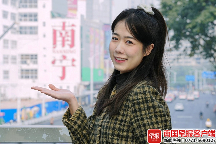 站在百盛大楼旁的天桥上拍摄，近大远小，可以突出被摄者。