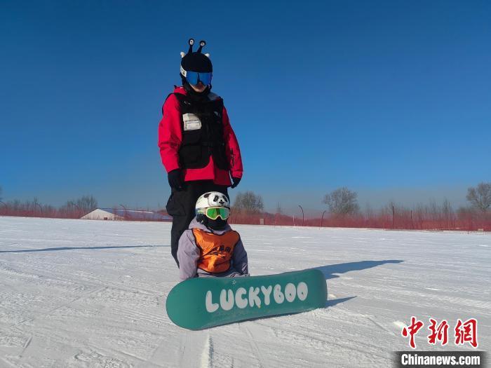 2024年12月13日，在吉林省吉林市的吉雪滑雪场，一名教练正在给萌娃学员上课。　石洪宇 摄