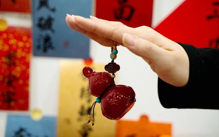 葫芦形交通卡，福蛇盘绕在葫芦上，具有祥蛇纳福、洪福齐天的寓意。一卡通公司供图