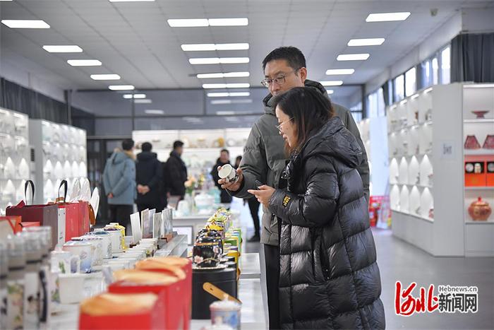 1月7日，采访团在唐山博玉骨质瓷有限公司采访调研。张培根摄