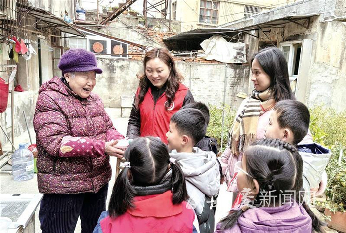 　　1月7日，在迎江区人民路街道先锋社区，志愿者为社区居民送上腊八粥。 全媒体记者 江胜 通讯员 金媛 摄
