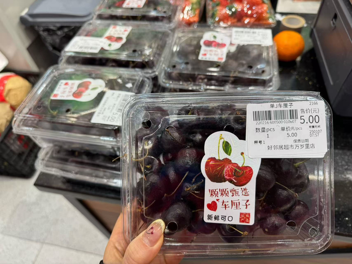 好邻居超市一盒J规格车厘子只要5元。陈佳　摄