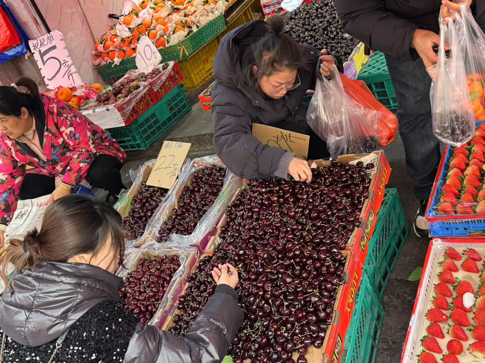 市民在选购车厘子。陈佳　摄