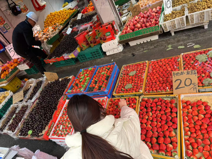 红彤彤的本地奶油草莓，吸引市民采购。陈佳　摄