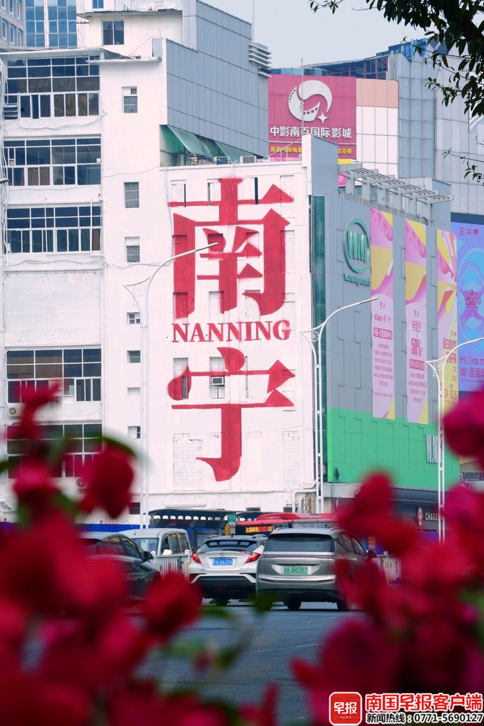 在百盛大楼旁的天桥下，用花坛做前景构图，可以突出画面主体。