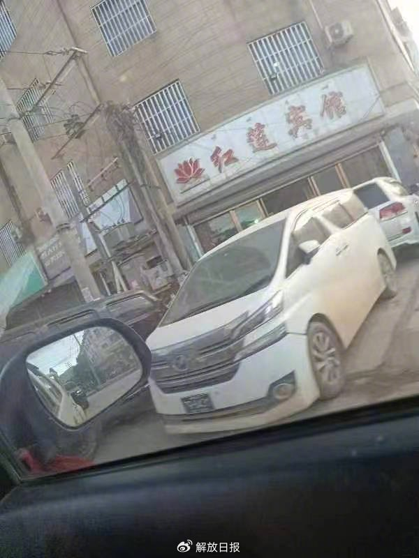 中间人拍下的果敢老街的红莲宾馆。