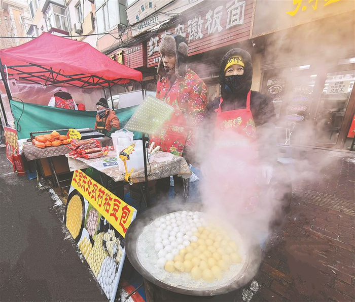     热气腾腾的黏豆包。