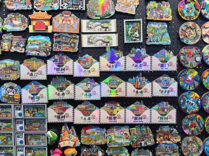 　　城市主题冰箱贴销售火爆 受访者供图