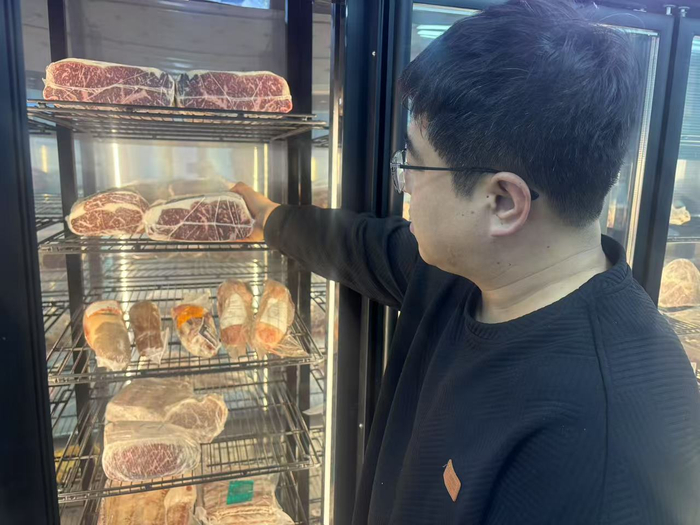 市民偏爱高品质牛肉。劳动报记者陆燕婷 摄影