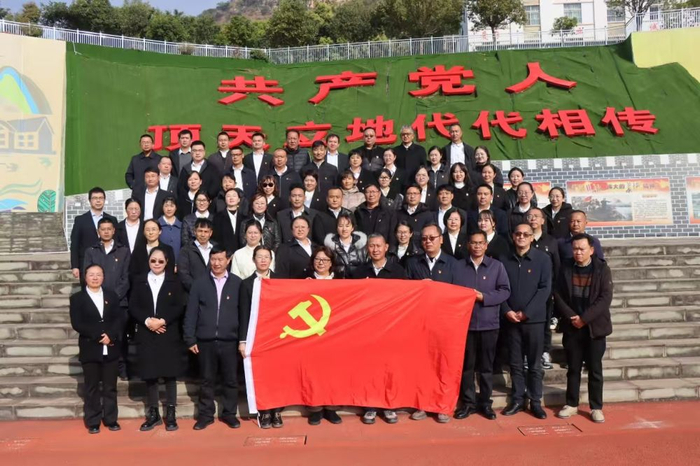 1月6日，师资培训班学员在华坪女高合影。（通讯员 陆保中 摄）