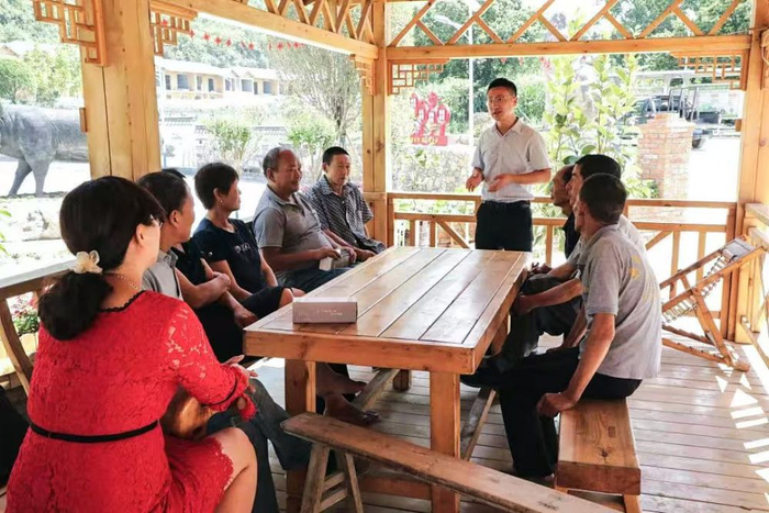 巴东县信陵镇土店子村党支部召开群众议事会，开展法治宣传 阙晋伟 摄