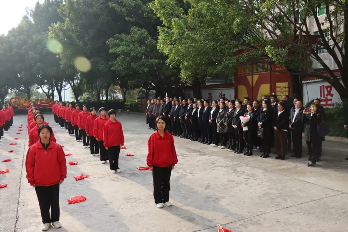 1月6日，学员在华坪女高观摩红色课间操。（通讯员 陆保中 摄）