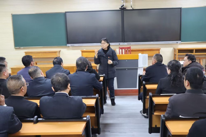1月6日，张桂梅校长为学员讲授党课。（通讯员 陆保中 摄）