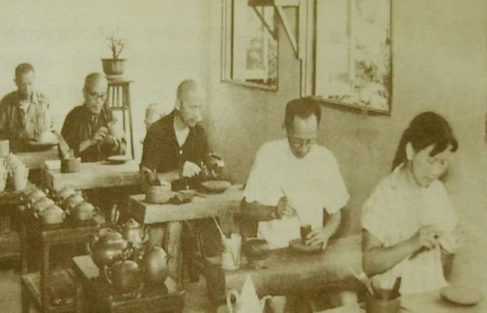 1956年老艺人制作紫砂器。宜兴市委宣传部供图