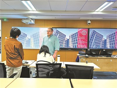 　　课后杰米与学生交流