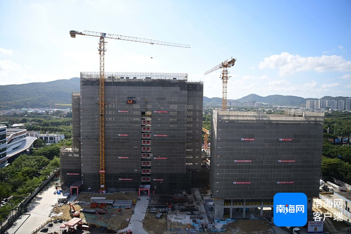 　　上海儿童医学中心海南医院二期项目迎来主体结构封顶。记者 沙晓峰 摄