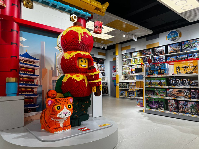 2024年12月30日，北京西单大悦城的乐高品牌标杆店内展示糖葫芦小朋友模型。新华网 李童 摄