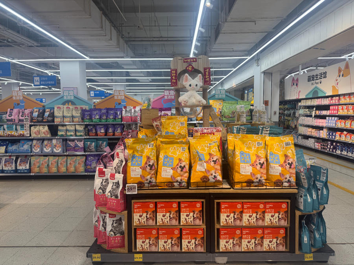 超市内正在售卖的宠物“年夜饭”。（中国商报记者 周子荑/摄）