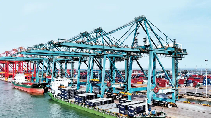 1月1日，繁忙的黄骅港综合 港区集装箱码头。戴绍志 摄