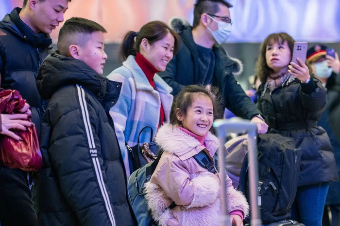 2024年1月26日，旅客在武汉站候车大厅候车。新华社发