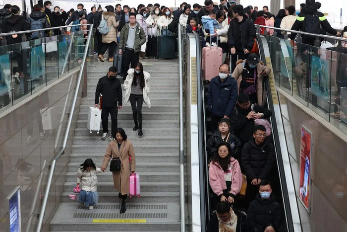 2024年2月17日，旅客在北京南站出站。新华社发