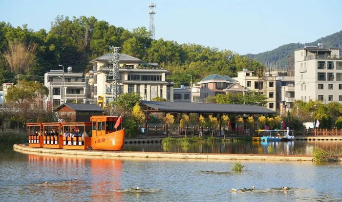 网红小火车带旺乡村旅游。（庄园 摄）