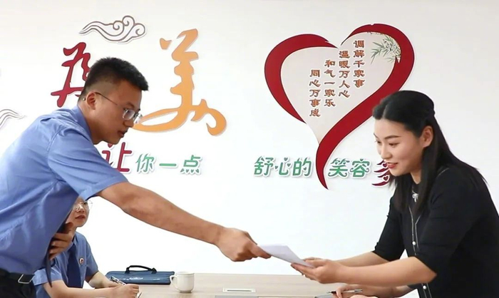 2023年6月26日，检察干警来到某村委会调查村规民约整改落实情况。