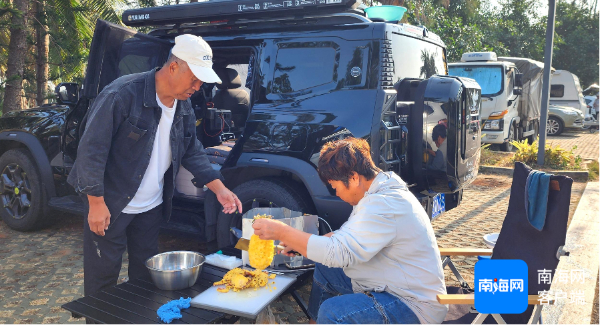 游客在品尝海南热带水果。记者 汪承贤 摄
