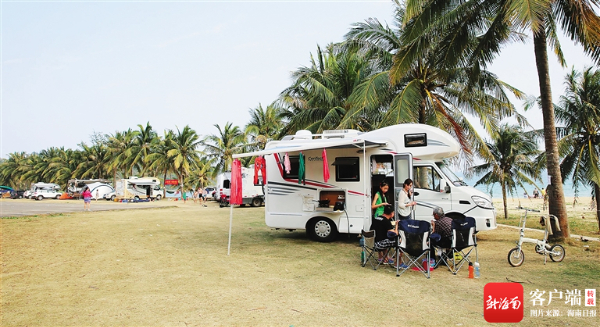 房车游客在日月湾露营。海南日报记者 张杰 摄