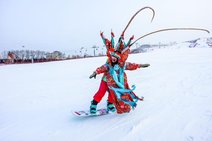 在阜新黄家沟滑雪场，一身京剧装束的滑雪者在享受运动乐趣（央广网发 阜新市委宣传部供图）