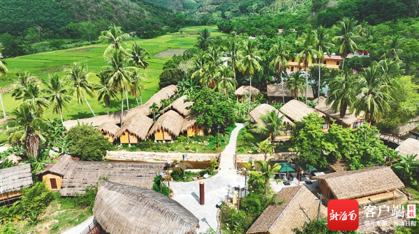 在昌江黎族自治县王下乡洪水村，船型屋掩映在青山脚下。记者 陈元才 摄