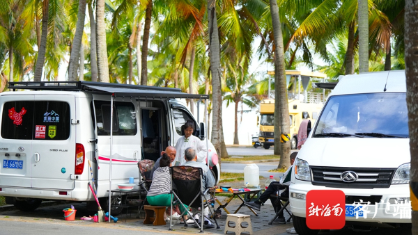 停驻在海口西海岸的房车旅居者。汪承贤 摄