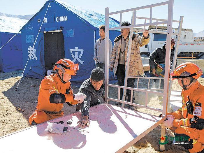 1月8日，在措果乡雪珠村安置点，救援人员帮助受灾群众安装领取到的床。新华社记者　沈伯韩摄