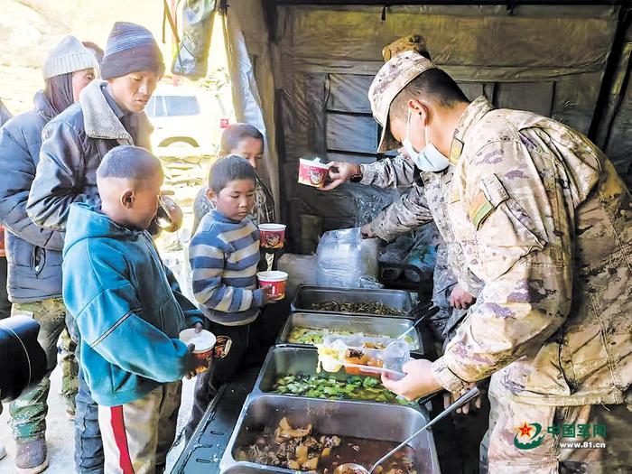 1月8日，西藏军区青藏兵站部官兵在长所乡茶江村开展救援保障工作。图为官兵为受灾群众提供饭菜。普　琼摄