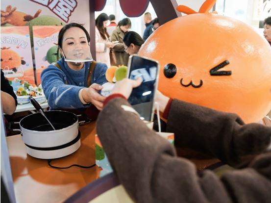 图：宁波市民们在银泰百货体验美食玩偶“过家家”