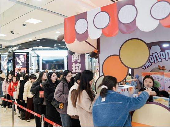 图：银泰百货推出宁波城市IP美食玩偶吸引市民们排队领取