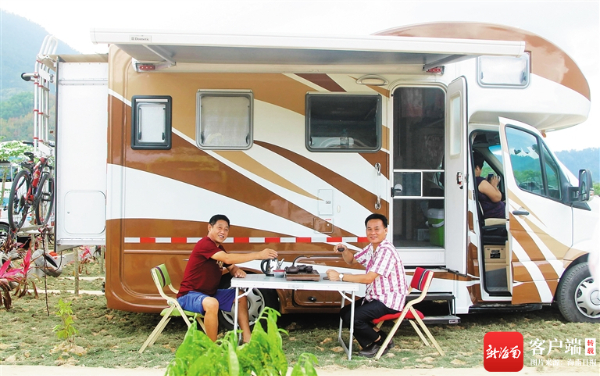 自驾游客在五指山房车营地品茶休闲。海南日报记者 武威 摄