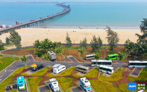 海口西海岸停放着各种房车。记者 汪承贤 摄