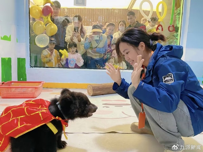 蔡如婷和崽崽互动。图/受访者提供