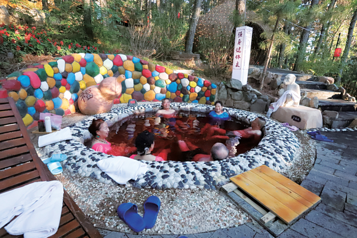 游客在隆化枫水湾森林温泉城休闲。承德日报社记者 孟瑶 摄