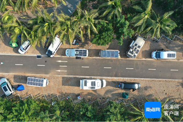 海口西海岸停放着各种房车。记者 汪承贤 摄