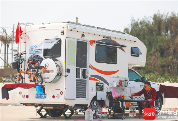 在东方市鱼鳞洲风景区，房车车主在品茶。海南日报记者 李天平 摄