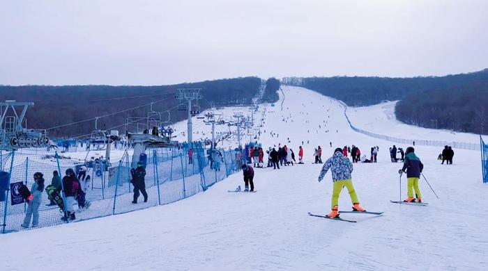 帽儿山高山滑雪场上游客如织