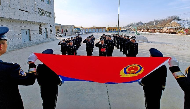 图为面向警旗宣誓